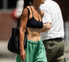 Elle s'adonne d'ailleurs régulièrement à la pratique du sport, comme on a pu le constater très récemment.
Katie Holmes affiche une silhouette sculptée lors de sa promenade dans les rues de New York, le 25 juillet 2023.
