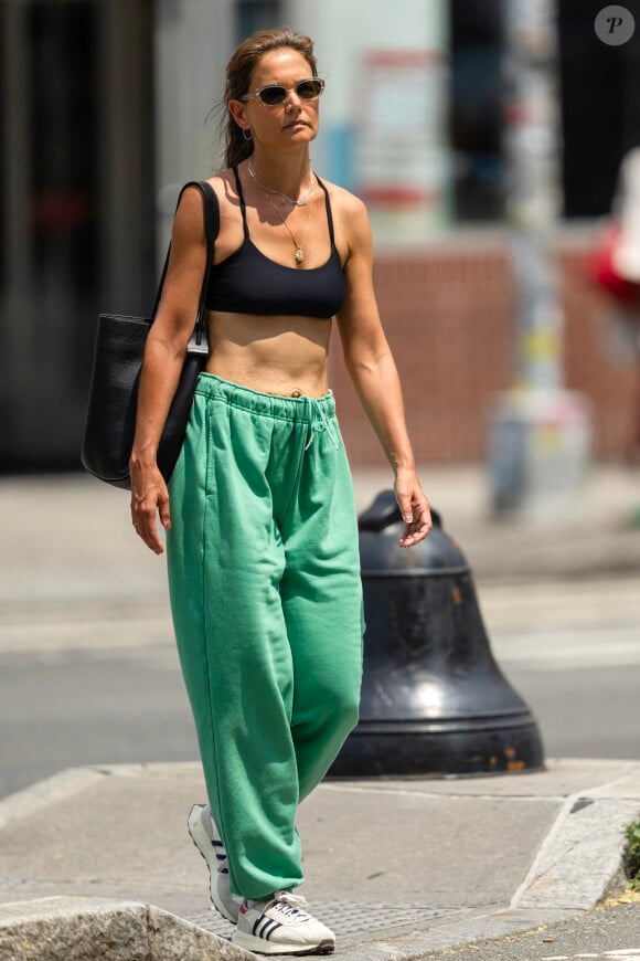 Le 25 juillet 2023, elle est apparue dans les rues de la ville de New York vêtue d'une simple brassière noire et d'un large jogging de couleur verte.
Katie Holmes affiche une silhouette sculptée lors de sa promenade dans les rues de New York, le 25 juillet 2023.