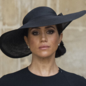 Meghan Markle - Procession du cercueil de la reine Elizabeth II d'Angleterre de Wesminster Hall où il était exposé au public, jusqu'à l'Abbaye de Westminster. Le cercueil est installé sur l'affût du canon, puis tiré par 142 marins de la Royal Navy à l'aide de cordages, dans la plus pure tradition de la monarchie britannique. Cette tradition remonte aux funérailles d'Etat de la reine Victoria en février 1901. Londres, le 19 septembre 2022. 