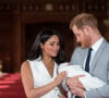 Le petit Archie avait été reconnu officiellement fin mai.
Le prince Harry et Meghan Markle, duc et duchesse de Sussex, présentent leur fils Archie dans le hall St George au château de Windsor le 8 mai 2019. 
