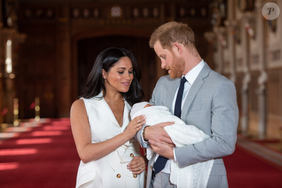 Le petit Archie avait été reconnu officiellement fin mai.
Le prince Harry et Meghan Markle, duc et duchesse de Sussex, présentent leur fils Archie dans le hall St George au château de Windsor le 8 mai 2019. 
