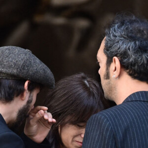 Marlowe (fils de Lou Doillon), Ben Attal, Charlotte Gainsbourg, Lou Doillon, Roman de Kermadec (fils de Kate Barry) - Arrivées des célébrités aux obsèques de Jane Birkin en l'église Saint-Roch à Paris. Le 24 juillet 2023 © Jacovides-KD Niko / Bestimage 