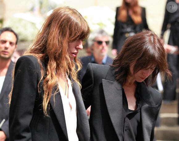 Lou Doillon et Charlotte Gainsbourg - Sorties des obsèques de Jane Birkin en l'église Saint-Roch à Paris. Le 24 juillet 2023 © Jonathan Rebboah / Panoramic / Bestimage 