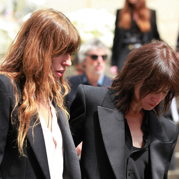 Lou Doillon et Charlotte Gainsbourg - Sorties des obsèques de Jane Birkin en l'église Saint-Roch à Paris. Le 24 juillet 2023 © Jonathan Rebboah / Panoramic / Bestimage 
