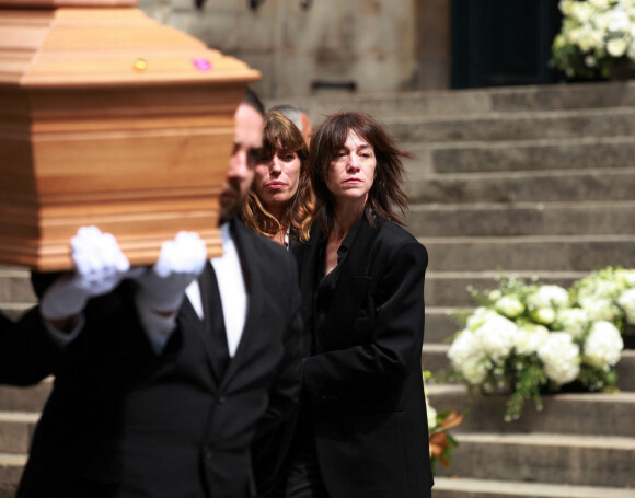 Lou Doillon et Charlotte Gainsbourg - Sorties des obsèques de Jane Birkin en l'église Saint-Roch à Paris. Le 24 juillet 2023 © Jonathan Rebboah / Panoramic / Bestimage 