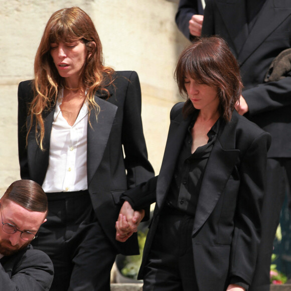 Lors des obsèques de leur maman Jane Birkin.
Lou Doillon et Charlotte Gainsbourg - Sorties des obsèques de Jane Birkin en l'église Saint-Roch à Paris. Le 24 juillet 2023 © Jonathan Rebboah / Panoramic / Bestimage 