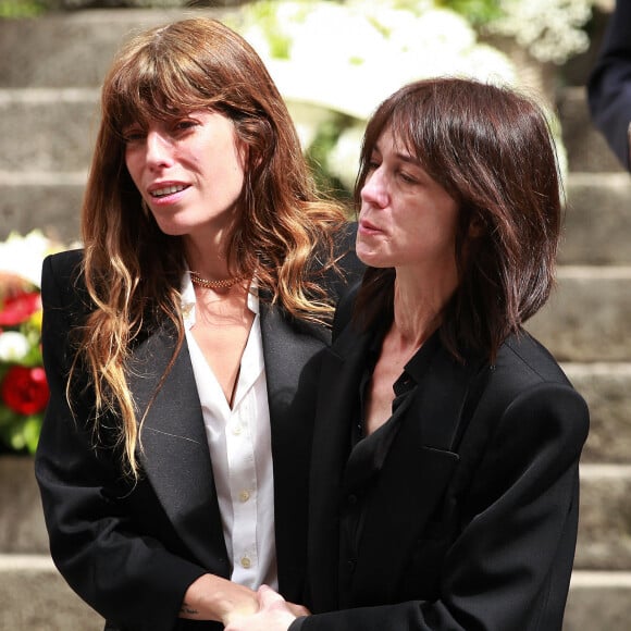 Cet été, elles avaient "du mal à quitter Paris par crainte que quelque chose ne lui arrive".
Lou Doillon et Charlotte Gainsbourg - Sorties des obsèques de Jane Birkin en l'église Saint-Roch à Paris. Le 24 juillet 2023 © Jonathan Rebboah / Panoramic / Bestimage 