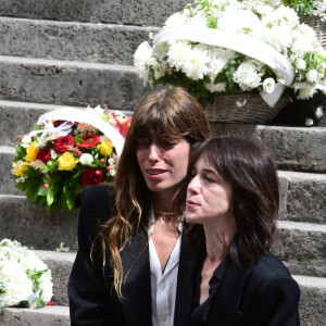 Lou Doillon, Charlotte Gainsbourg - Sorties des obsèques de Jane Birkin en l'église Saint-Roch à Paris. Le 24 juillet 2023 © Jacovides-KD Niko / Bestimage 