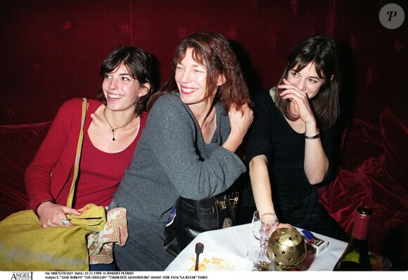 Jane Birkin, Lou Doillon et Charlotte Gainsbourg à l'avant-première du film "La Buche" à Paris.