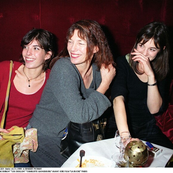 Jane Birkin, Lou Doillon et Charlotte Gainsbourg à l'avant-première du film "La Buche" à Paris.