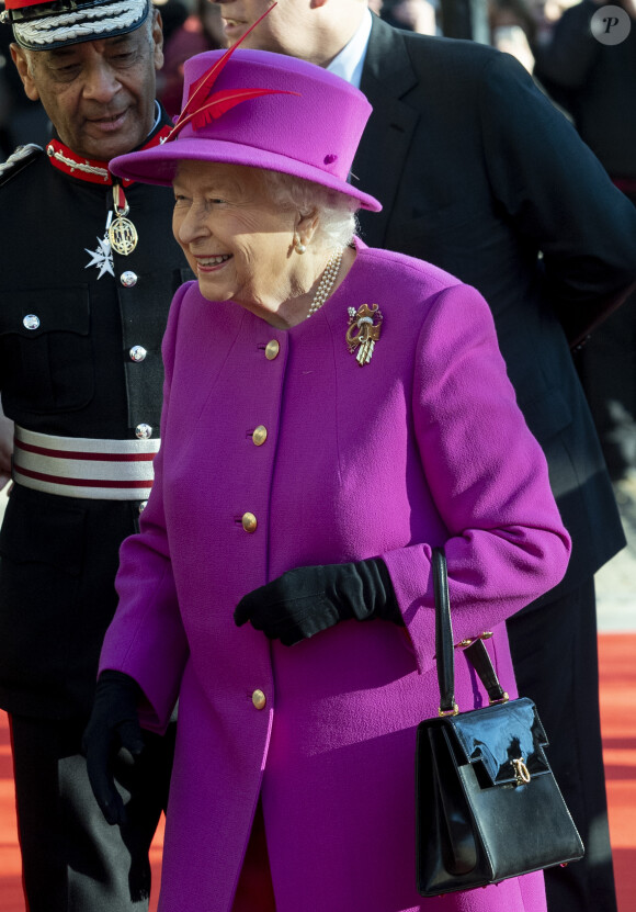 "Mon papa, qui travaille chez un grand joaillier, a serti les pierres de l'épée du roi George VI (le père de la reine Elizabeth II, ndlr) au moment de son couronnement", a ajouté Valérie Damidot, pas peu fière.
La reine Elisabeth II d'Angleterre rend visit aux membres de "the Honourable Society of Lincoln's Inn" à Londres le 13 décembre 2018. 