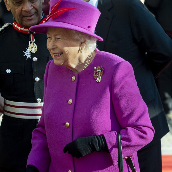 "Mon papa, qui travaille chez un grand joaillier, a serti les pierres de l'épée du roi George VI (le père de la reine Elizabeth II, ndlr) au moment de son couronnement", a ajouté Valérie Damidot, pas peu fière.
La reine Elisabeth II d'Angleterre rend visit aux membres de "the Honourable Society of Lincoln's Inn" à Londres le 13 décembre 2018. 