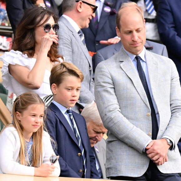 Malgré ce lien assez inattendu, Valérie Damidot n'a jamais eu l'occasion de rencontrer en chair et en os l'ensemble du clan Windsor.
Tennis : Wimbledon 2023 - Angleterre - Royal Box - Prince William, Prince George et Princesse Charlotte regardent la remise de prix faite par la Princesse de Galles (Chryslene Caillaud / Panoramic / Bestimage)