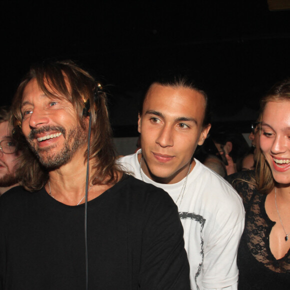 Le fils a déjà mixé en public et la fille a déjà dévoilé ses talents en vidéo sur ses réseaux sociaux.
Bob Sinclar et ses enfants Raphaël et Paloma Le Friant - Bob Sinclar mixe aux platines devant ses enfants lors d'une soirée au VIP Room à Saint-Tropez le 26 juillet 2023. © Philippe Baldini/Bestimage 