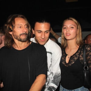 Deux jeunes clubbers qui se sont éclatés en écoutant les sons de leur père.
Bob Sinclar et ses enfants Raphaël et Paloma Le Friant - Bob Sinclar mixe aux platines devant ses enfants lors d'une soirée au VIP Room à Saint-Tropez le 26 juillet 2023. © Philippe Baldini/Bestimage 