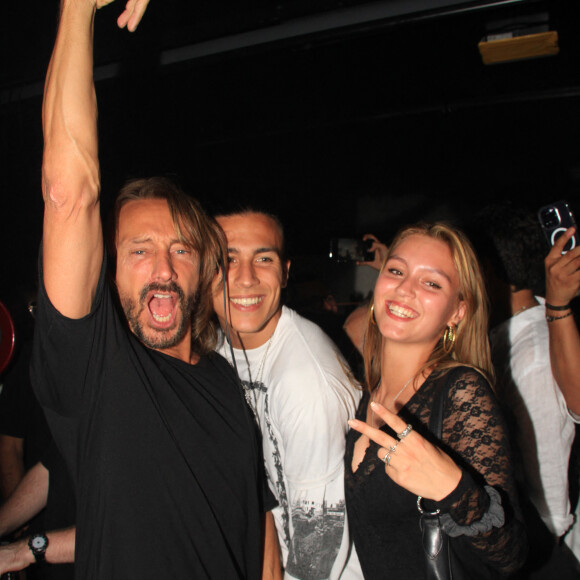 Bob Sinclar et ses enfants Raphaël et Paloma Le Friant - Bob Sinclar mixe aux platines devant ses enfants lors d'une soirée au VIP Room à Saint-Tropez le 26 juillet 2023. © Philippe Baldini/Bestimage 