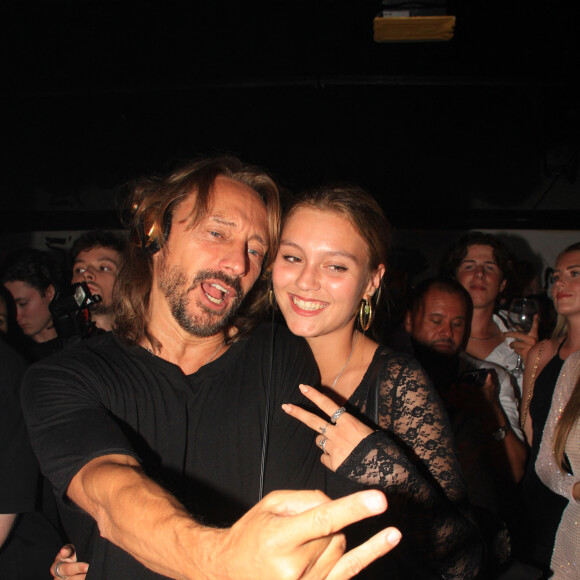 Bob Sinclar et sa fille Paloma Le Friant - Bob Sinclar mixe aux platines devant ses enfants lors d'une soirée au VIP Room à Saint-Tropez le 26 juillet 2023. © Philippe Baldini/Bestimage 