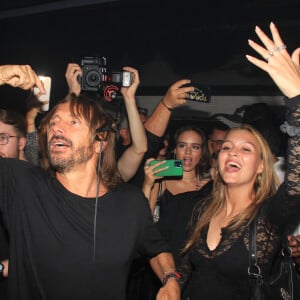 Bob Sinclar et sa fille Paloma Le Friant - Bob Sinclar mixe aux platines devant ses enfants lors d'une soirée au VIP Room à Saint-Tropez le 26 juillet 2023. © Philippe Baldini/Bestimage 