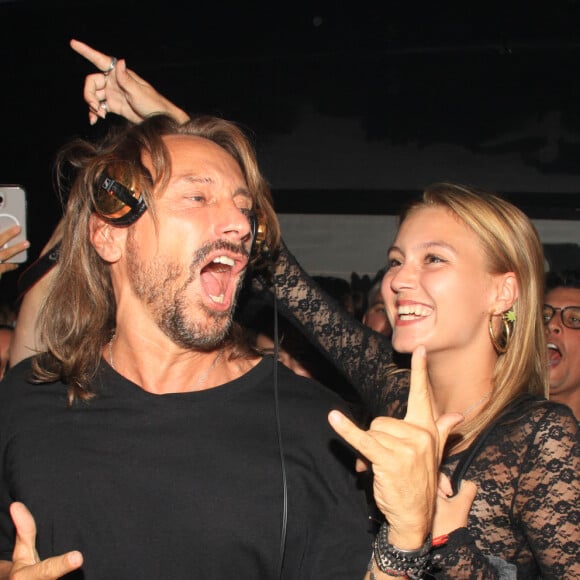 Paloma a même été vue en train de faire un gros câlin à son papa.
Bob Sinclar et sa fille Paloma Le Friant - Bob Sinclar mixe aux platines devant ses enfants lors d'une soirée au VIP Room à Saint-Tropez le 26 juillet 2023. © Philippe Baldini/Bestimage 