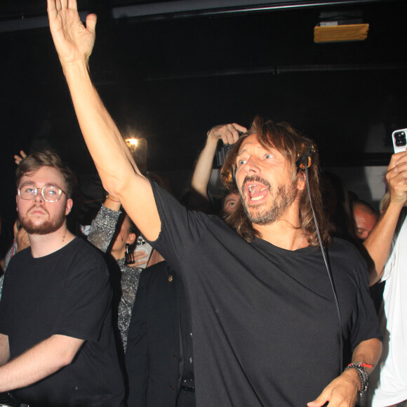 Bob Sinclar mixe aux platines devant ses enfants lors d'une soirée au VIP Room à Saint-Tropez le 26 juillet 2023. © Philippe Baldini/Bestimage 