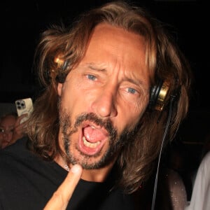 C'est l'été, il fait beau et chaud et c'est l'heure de la fête pour la famille de Bob Sinclar.
Bob Sinclar mixe aux platines devant ses enfants lors d'une soirée au VIP Room à Saint-Tropez. © Philippe Baldini/Bestimage 