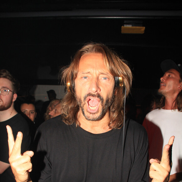 Bob Sinclar mixe aux platines devant ses enfants lors d'une soirée au VIP Room à Saint-Tropez le 26 juillet 2023. © Philippe Baldini/Bestimage 