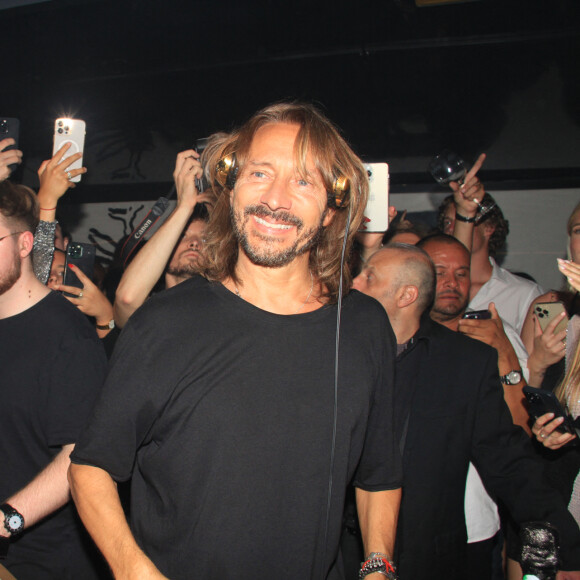 Bob Sinclar mixe aux platines devant ses enfants lors d'une soirée au VIP Room à Saint-Tropez le 26 juillet 2023. © Philippe Baldini/Bestimage 