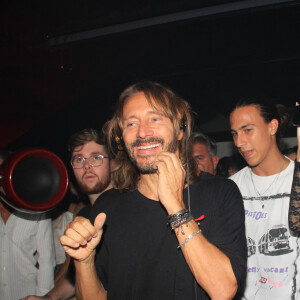 Bob Sinclar et ses enfants Raphaël et Paloma Le Friant - Bob Sinclar mixe aux platines devant ses enfants lors d'une soirée au VIP Room à Saint-Tropez le 26 juillet 2023. © Philippe Baldini/Bestimage 