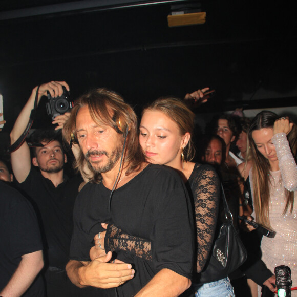 En plus de ses platines, il avait emmené avec lui sa fille Paloma et son fils Raphaël.
Bob Sinclar et sa fille Paloma Le Friant - Bob Sinclar mixe aux platines devant ses enfants lors d'une soirée au VIP Room à Saint-Tropez le 26 juillet 2023. © Philippe Baldini/Bestimage