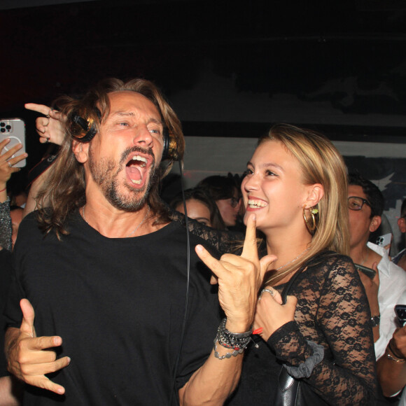 Bob Sinclar et sa fille Paloma Le Friant - Bob Sinclar mixe aux platines devant ses enfants lors d'une soirée au VIP Room à Saint-Tropez le 26 juillet 2023. © Philippe Baldini/Bestimage 