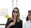 Mais les deux comédiens se sont mis d'accord pour qu'une médiation soit mise en place afin de régler le problème.
Angelina Jolie avec ses enfants Pax et Zahara à l'aéroport JFK de New York. Le 18 juillet 2023.