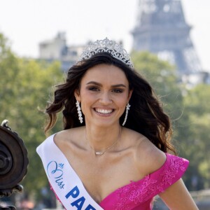 Shooting photo de Diane Leyre Miss Île-de-France 2021 et Miss Paris 2021, à Paris, France, le 21 juillet 2021. Robe longue Christophe Guillarmé en faille de soie fuchsia, appliquée de dentelle ton sur ton à l'encolure bateau et fente à la jambe, maquillage et coiffure Elysées Marbeuf. © Edward Tur via Bestimage