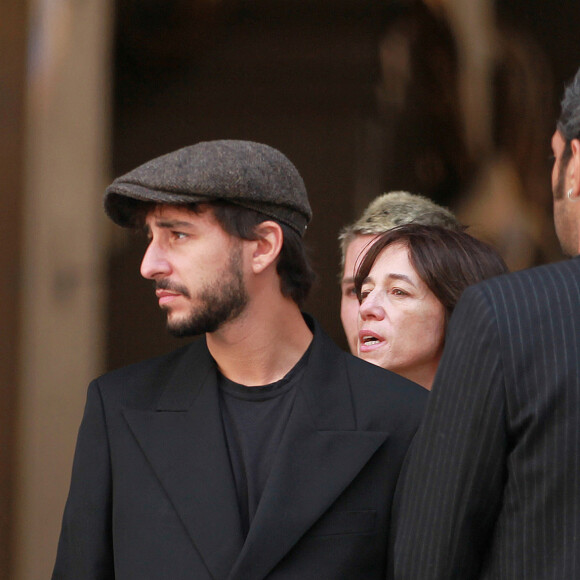 Après cette cérémonie, le clan a suivi Charlotte Gainsbourg et Lou Doillon au cimetière du Père Lachaise pour l'incinération, avant que les cendres de la plus française des chanteuses britanniques reposent dans le caveau de sa fille Kate Barry.
Ben Attal, Charlotte Gainsbourg, Lou Doillon - Sorties des obsèques de Jane Birkin en l'église Saint-Roch à Paris. Le 24 juillet 2023 © Jonathan Rebboah / Panoramic / Bestimage