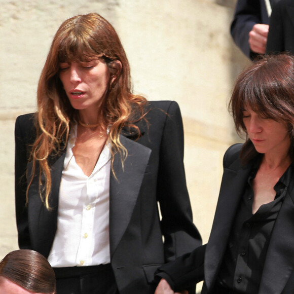 Lou Doillon et Charlotte Gainsbourg - Sorties des obsèques de Jane Birkin en l'église Saint-Roch à Paris. Le 24 juillet 2023 © Jonathan Rebboah / Panoramic / Bestimage 