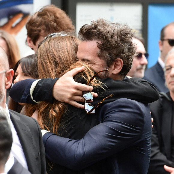 Lou Doillon et Matthieu Chedid (Le chanteur M) - Sorties des obsèques de Jane Birkin en l'église Saint-Roch à Paris. Le 24 juillet 2023 © Jacovides-KD Niko / Bestimage 