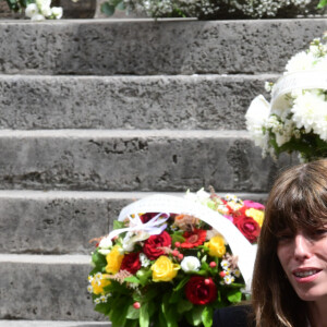 Lou Doillon, Charlotte Gainsbourg - Sorties des obsèques de Jane Birkin en l'église Saint-Roch à Paris. Le 24 juillet 2023 © Jacovides-KD Niko / Bestimage 