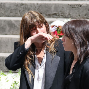 Lou Doillon, Charlotte Gainsbourg - Sorties des célébrités aux obsèques de Jane Birkin en l'église Saint-Roch à Paris. Le 24 juillet 2023 © Jacovides-KD Niko / Bestimage