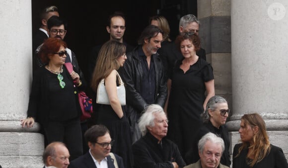 Exclusif - Jacques Doillon, Olivier Rolin - Après la cérémonie en l'église Saint-Roch, le cercueil a été immédiatement transporté à la salle de la coupole du crématorium du Père Lachaise, accompagné par la famille et les plus proches amis. Les cendres de Jane Birkin seront déposées ailleurs ultérieurement. Paris, le 24 juillet 2023.