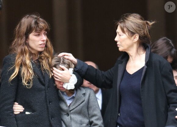 Lou Doillon et son fils Marlowe, Jane Birkin - Sortie des obseques de Kate Barry en l'eglise Saint-Roch a Paris. Le 19 decembre 2013
