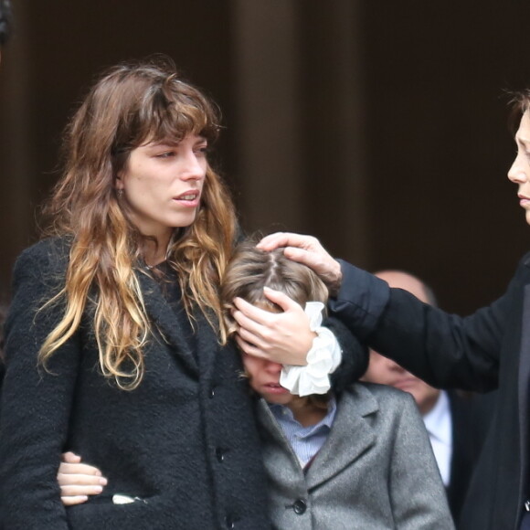 Lou Doillon et son fils Marlowe, Jane Birkin - Sortie des obseques de Kate Barry en l'eglise Saint-Roch a Paris. Le 19 decembre 2013