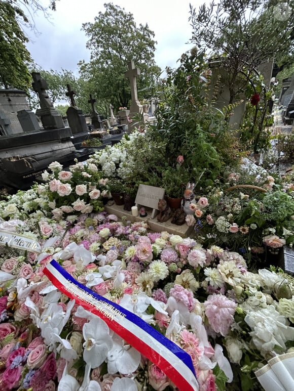 Un grand nombre de personnalités ayant eu la chance de connaître cette artiste tout sauf "ordinaire" y étaient présentes, à l'image de Jacques Doillon, toute en discrétion. 
Exclusif - Tombe de Kate Barry recouverte des fleurs des obsèques de Jane Birkin qui a rejoint sa fille dans sa tombe au funérarium du Montparnasse à Paris. Après sa crémation au funérarium du Père Lachaise, son urne a été déposée sur sa tombe.