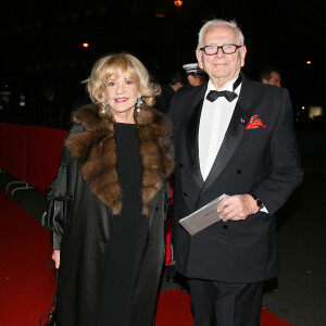 Un homme lui aussi décédé, et qui a marqué le monde de la mode.
Pierre Cardin et Jeanne Moreau lors de la cérémonie des César en 2008