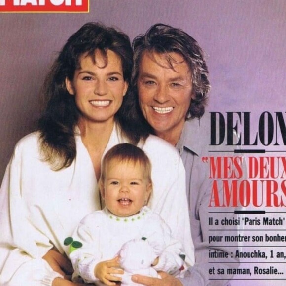 Sur lesquels elle apparaît bébé
Anouchka partage des photos de ses parents Alain Delon et Rosalie en story.