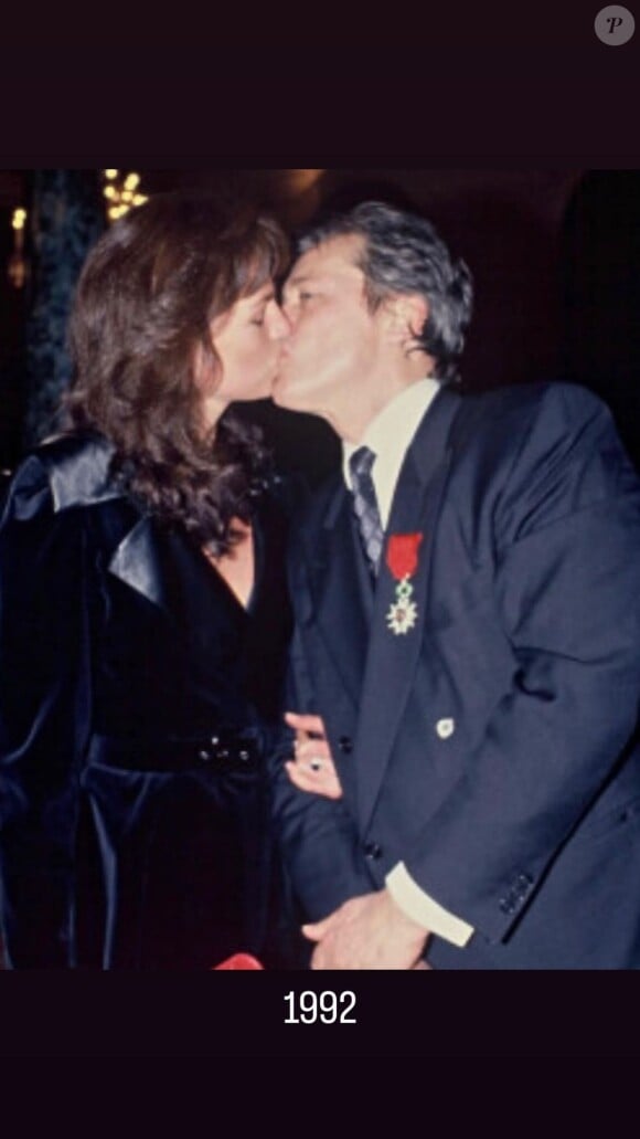 De nombreux abonnés ont réagi
Anouchka partage des photos de ses parents Alain Delon et Rosalie en story.