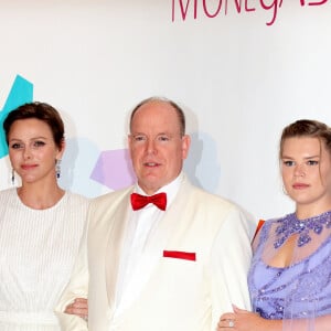 Tous étaient très unis lors de l'événement.
La princesse Charlène de Monaco, le prince Albert II de Monaco, Camille Gottlieb lors du 74ème Gala de la Croix-Rouge Monégasque, qui se tient dans la mythique Salle des Etoiles du Sporting Monte-Carlo à Monaco. Cette année l'ambassadeur du gala n'est autre que la rock star internationale Robbie Wiliams. En cette occasion Robbie Williams a donné un concert exclusif à la Salle des Etoiles. Monaco, le 29 juillet 2023. © Dominique Jacovides/Bestimage 