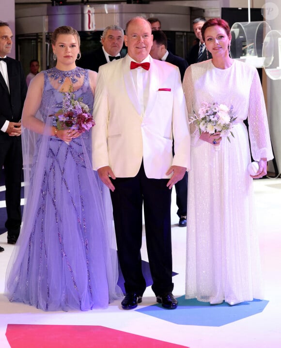 Camille Gottlieb, le prince Albert II de Monaco et la princesse Charlène de Monaco lors du 74ème Gala de la Croix-Rouge Monégasque, qui se tient dans la mythique Salle des Etoiles du Sporting Monte-Carlo à Monaco. Cette année l'ambassadeur du gala n'est autre que la rock star internationale Robbie Wiliams. En cette occasion Robbie Williams s'est produit en concert exclusif à la Salle des Etoiles. Monaco, le 29 juillet 2023. © Claudia Albuquerque/Bestimage 