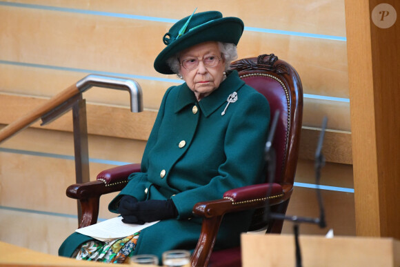 Charles III ne va par exemple pas séjourner au sein du château de Balmoral cet été
La reine Elizabeth II d'Angleterre, le prince Charles, prince de Galles, et Camilla Parker Bowles, duchesse de Cornouailles, au Parlement écossais à Edimbourg, Ecosse, Royaume Uni, le 2 octobre 2021. 