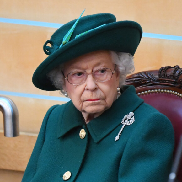 Charles III ne va par exemple pas séjourner au sein du château de Balmoral cet été
La reine Elizabeth II d'Angleterre, le prince Charles, prince de Galles, et Camilla Parker Bowles, duchesse de Cornouailles, au Parlement écossais à Edimbourg, Ecosse, Royaume Uni, le 2 octobre 2021. 