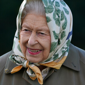 La reine Elizabeth II d'Angleterre lance le début de la saison de plantation officielle du Queen's Green Canopy (QGC) au domaine de Balmoral, Royaume Uni, le 1er octobre 2021. 
