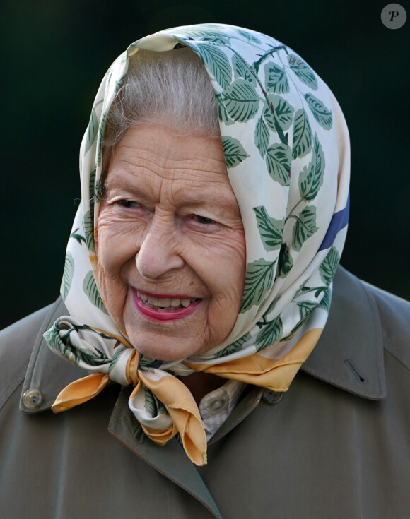 La reine Elizabeth II d'Angleterre lance le début de la saison de plantation officielle du Queen's Green Canopy (QGC) au domaine de Balmoral, Royaume Uni, le 1er octobre 2021. 